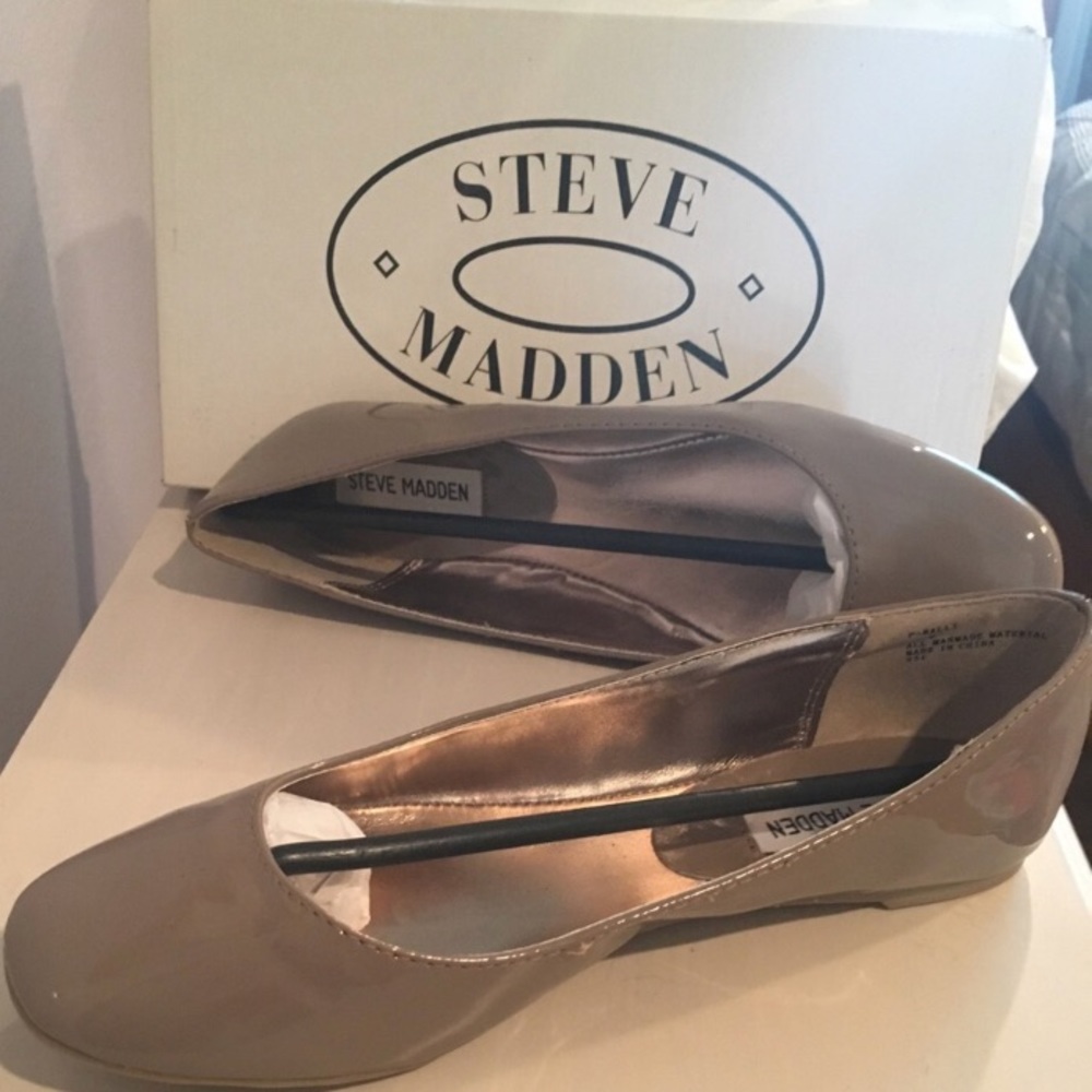 Steve Madden Nude Flats NWOT